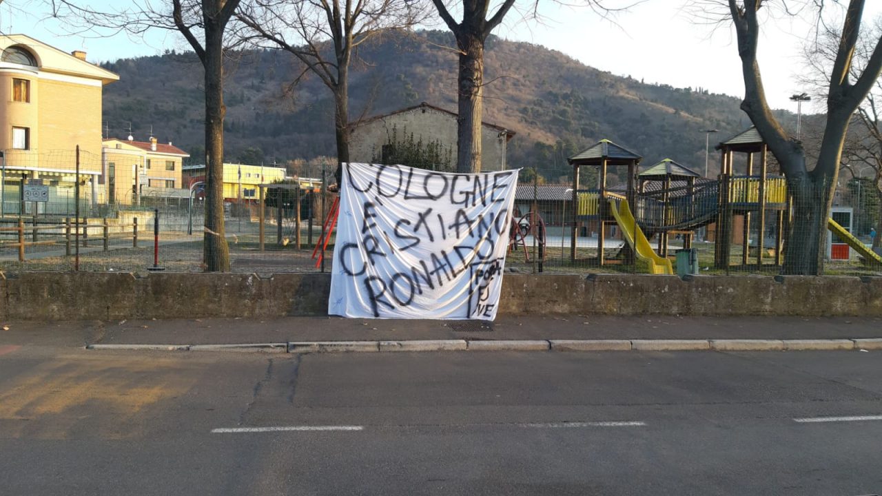 A Cologne lo striscione di forza Juve dopo quello di Forza nuova contro l’immigrazione