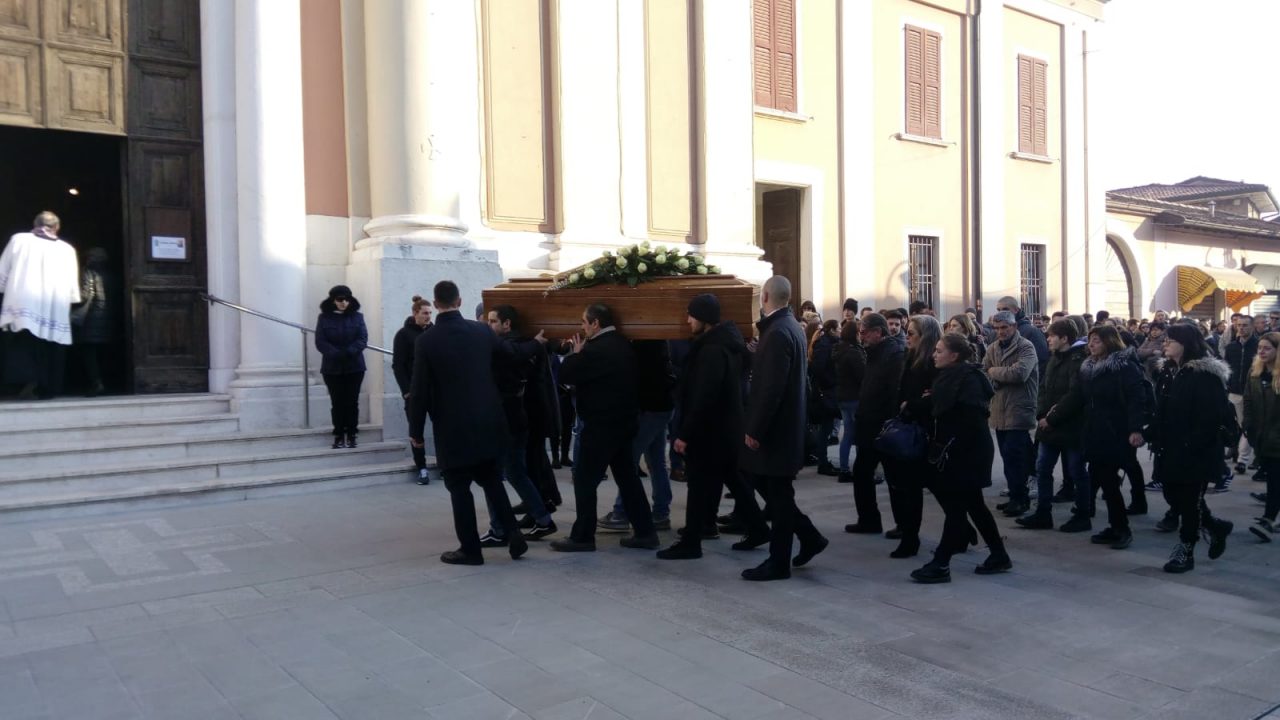 Lacrime e dolore a Borgosatollo per l’addio a Simone