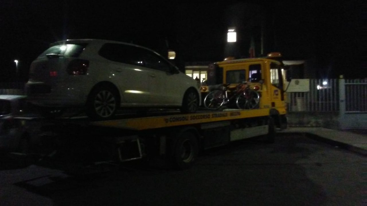 Auto investe ciclista: muore un 54enne