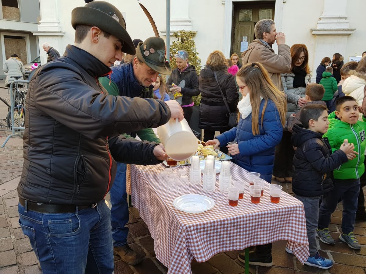 Alpini in piazza a Castel Goffredo: trippa e the caldo per tutti