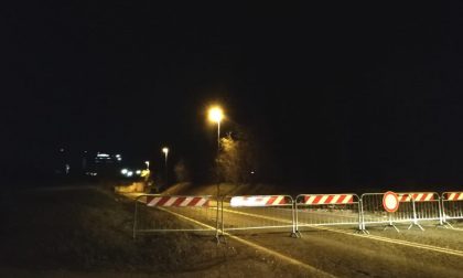 Camion urta il sottopasso, strada Borgosatollo chiusa al traffico