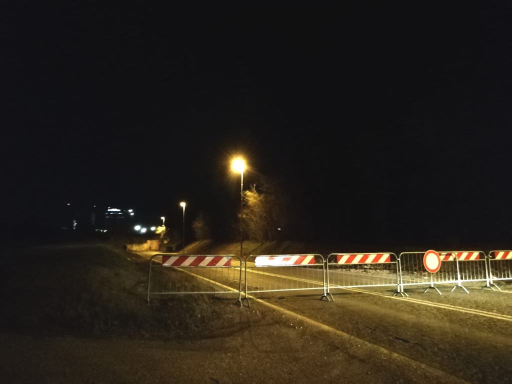 Camion urta il sottopasso, strada Borgosatollo chiusa al traffico