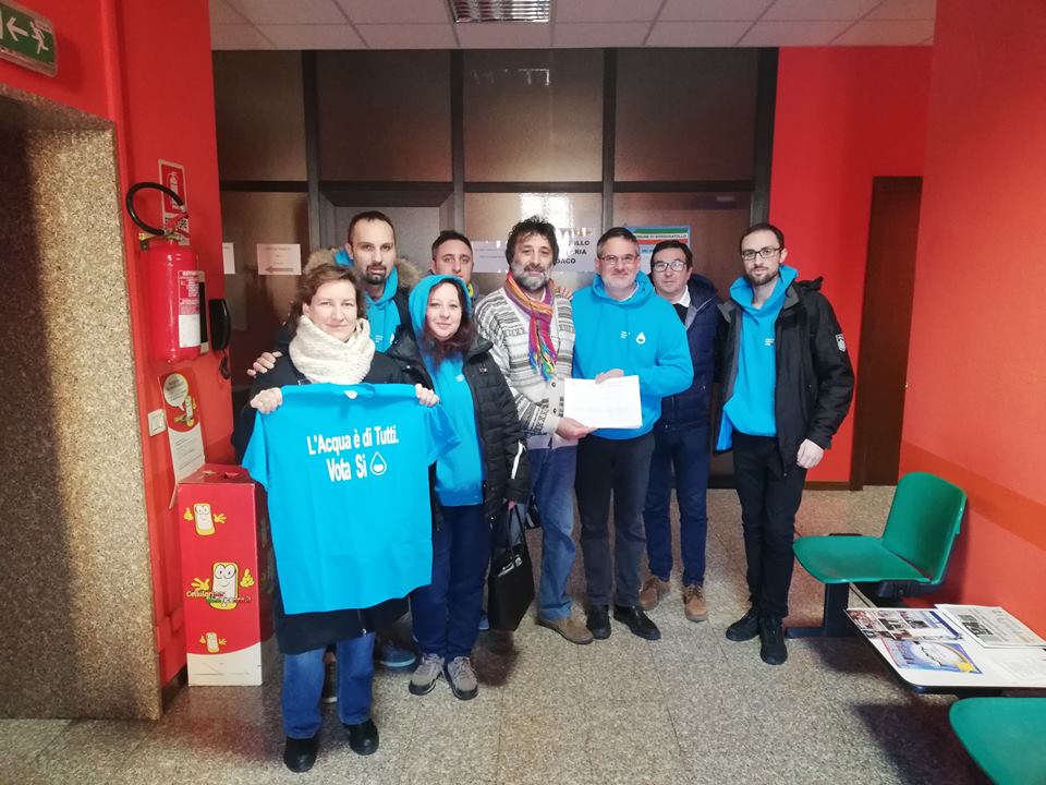 Acqua pubblica: consegnate a Borgosatollo le firme per il consiglio comunale aperto