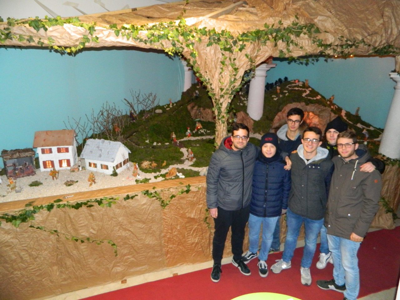 Sette giovani recuperano la tradizione, ora Visano ha il suo presepe