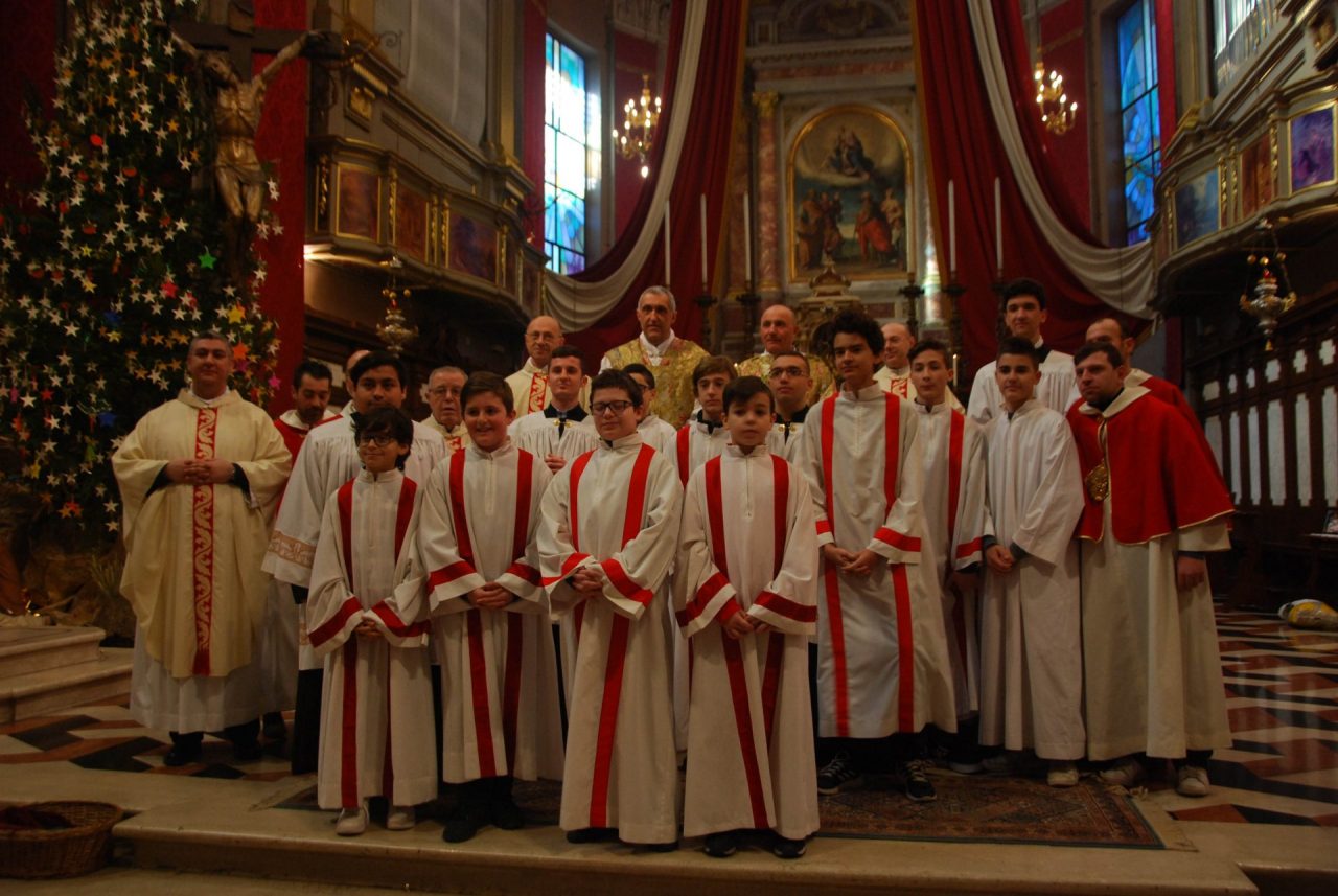 Una messa ricca di emozioni per salutare don Paolo