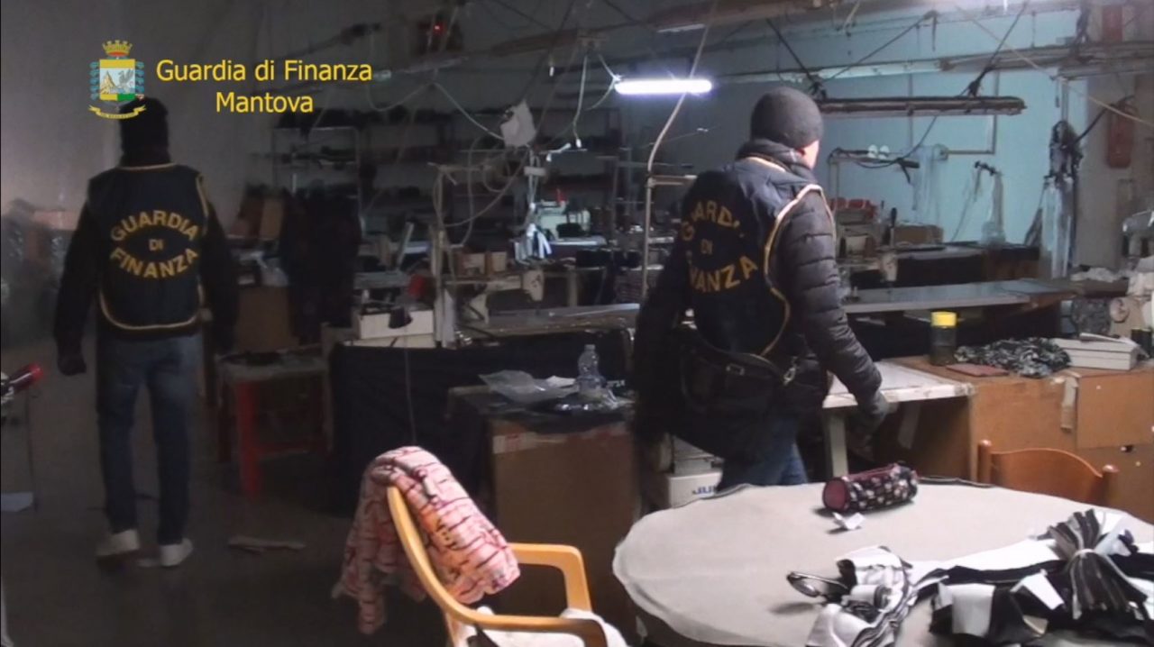 Caporalato in laboratorio tessile: scoperti 11 lavoratori in nero, 7 sono clandestini VIDEO e FOTO
