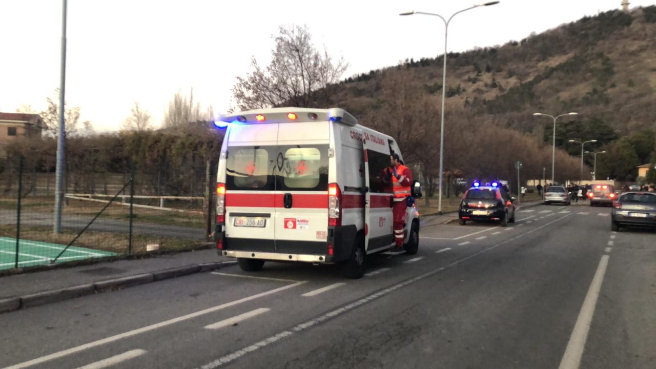 Gli scoppia in mano un petardo, ragazzino grave