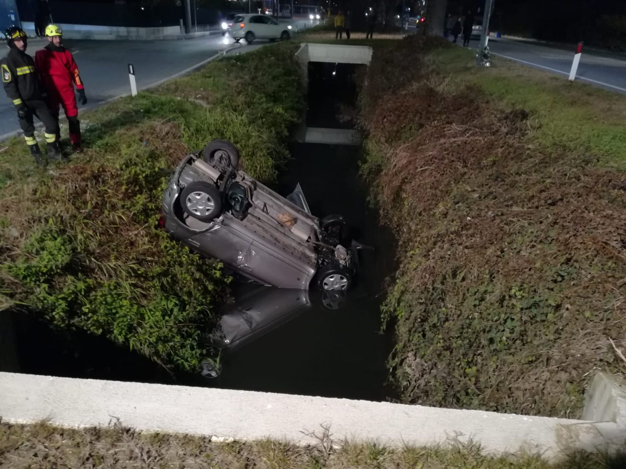Auto ribaltata in un fosso a Manerbio