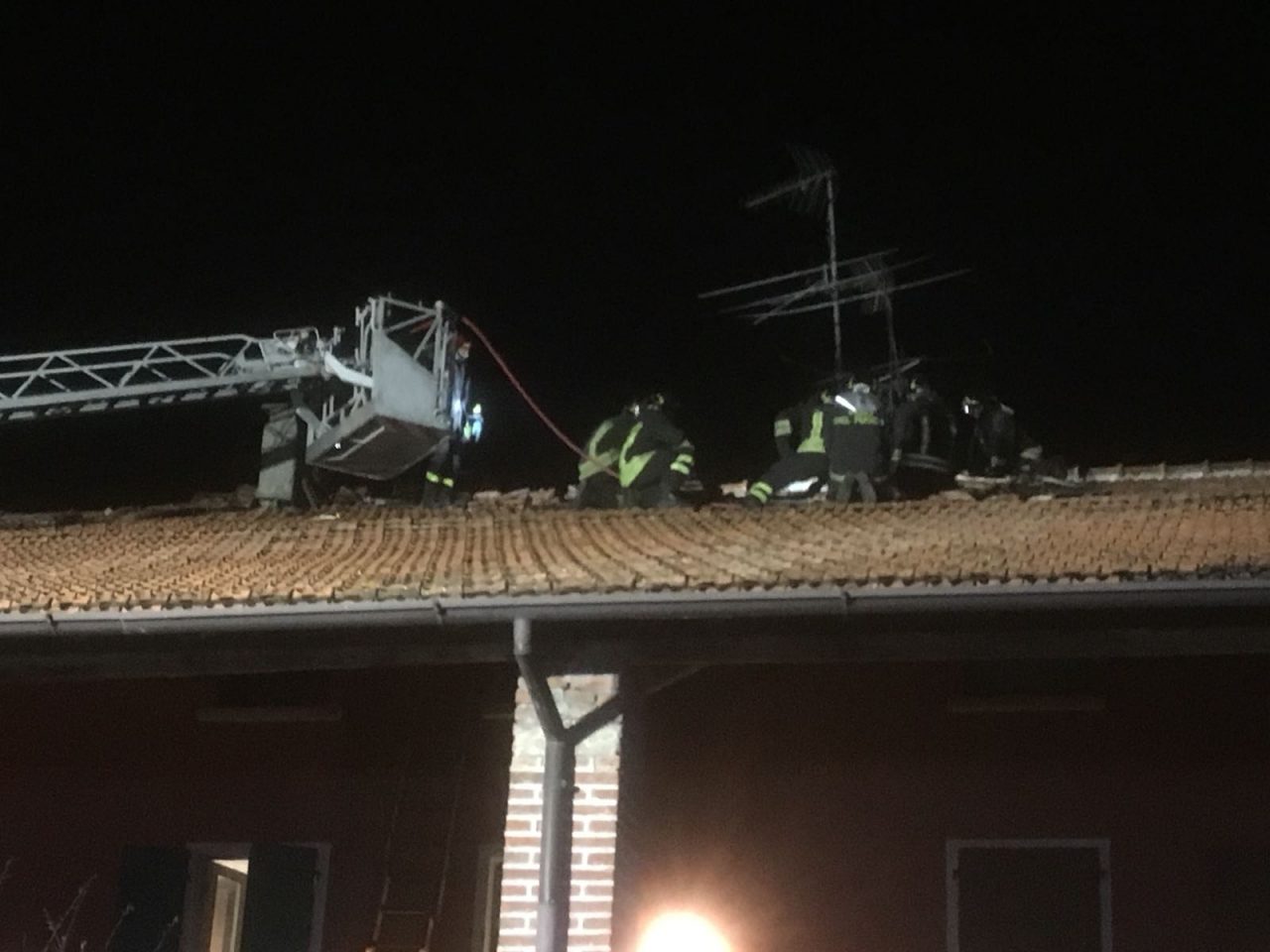 Incendio a Offlaga, fuori casa due famiglie ma poteva andare peggio