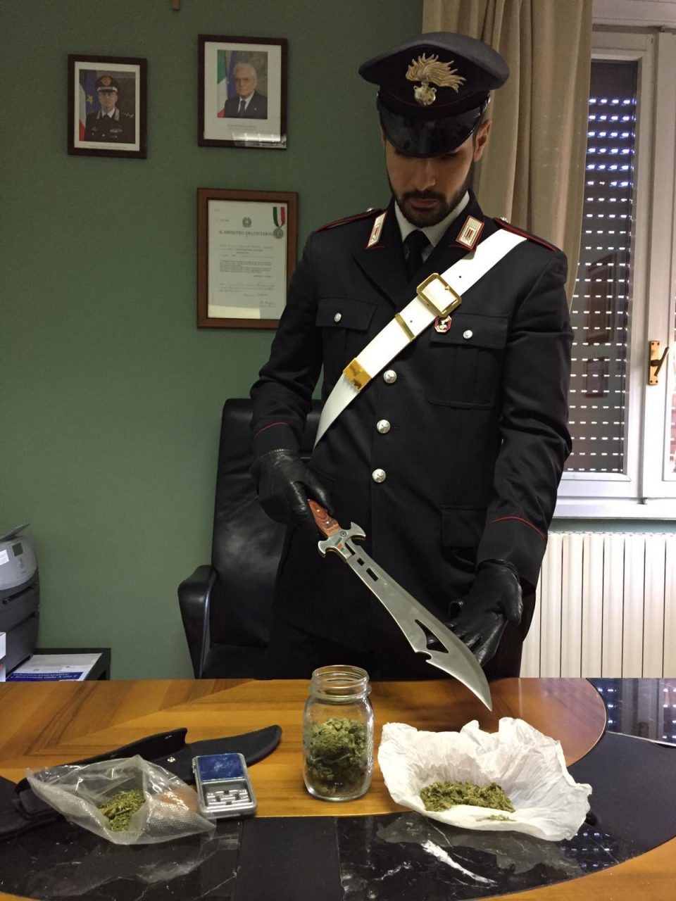 In casa aveva droga e un pugnale tribale