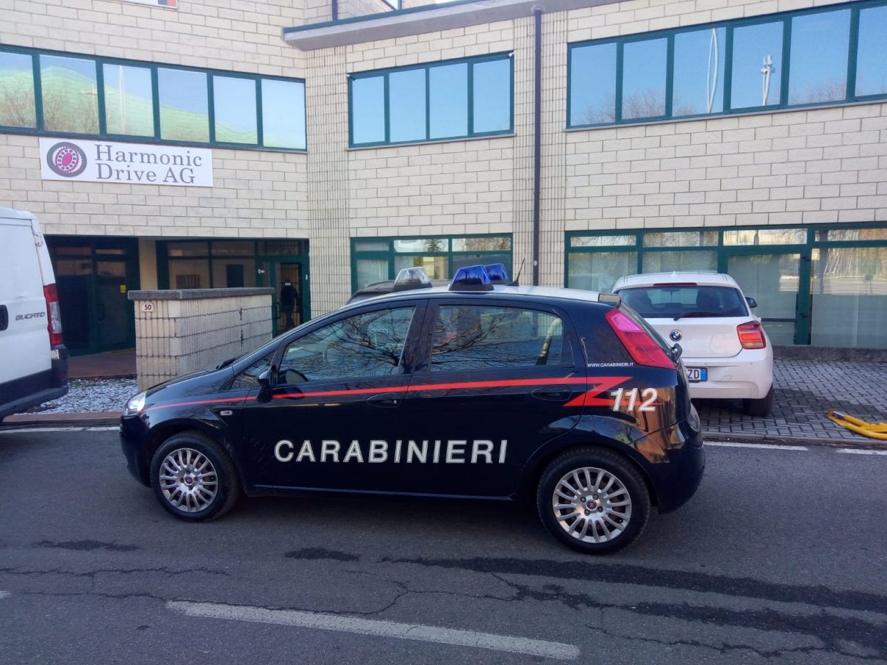 Uomini armati tentano di rubare un’auto fuori da un’azienda