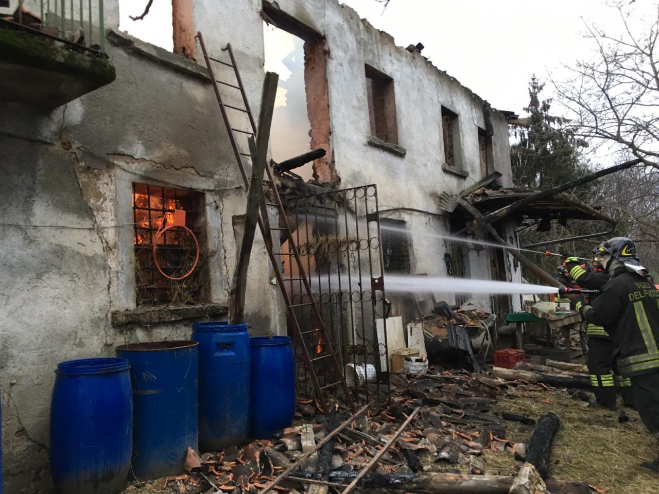 Fiamme a Sant’Onofrio, più di 6 ore per lo spegnimento