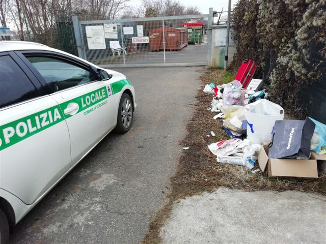 Abbandonano un bagagliaio di rifiuti, beccati dalla Locale FOTO
