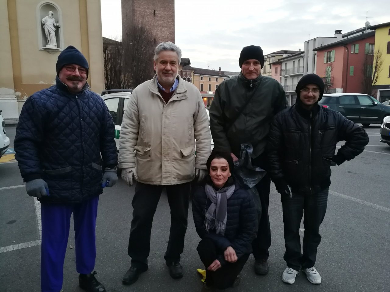 Volontari al lavoro: raccolta rifiuti a Borgo San Giacomo