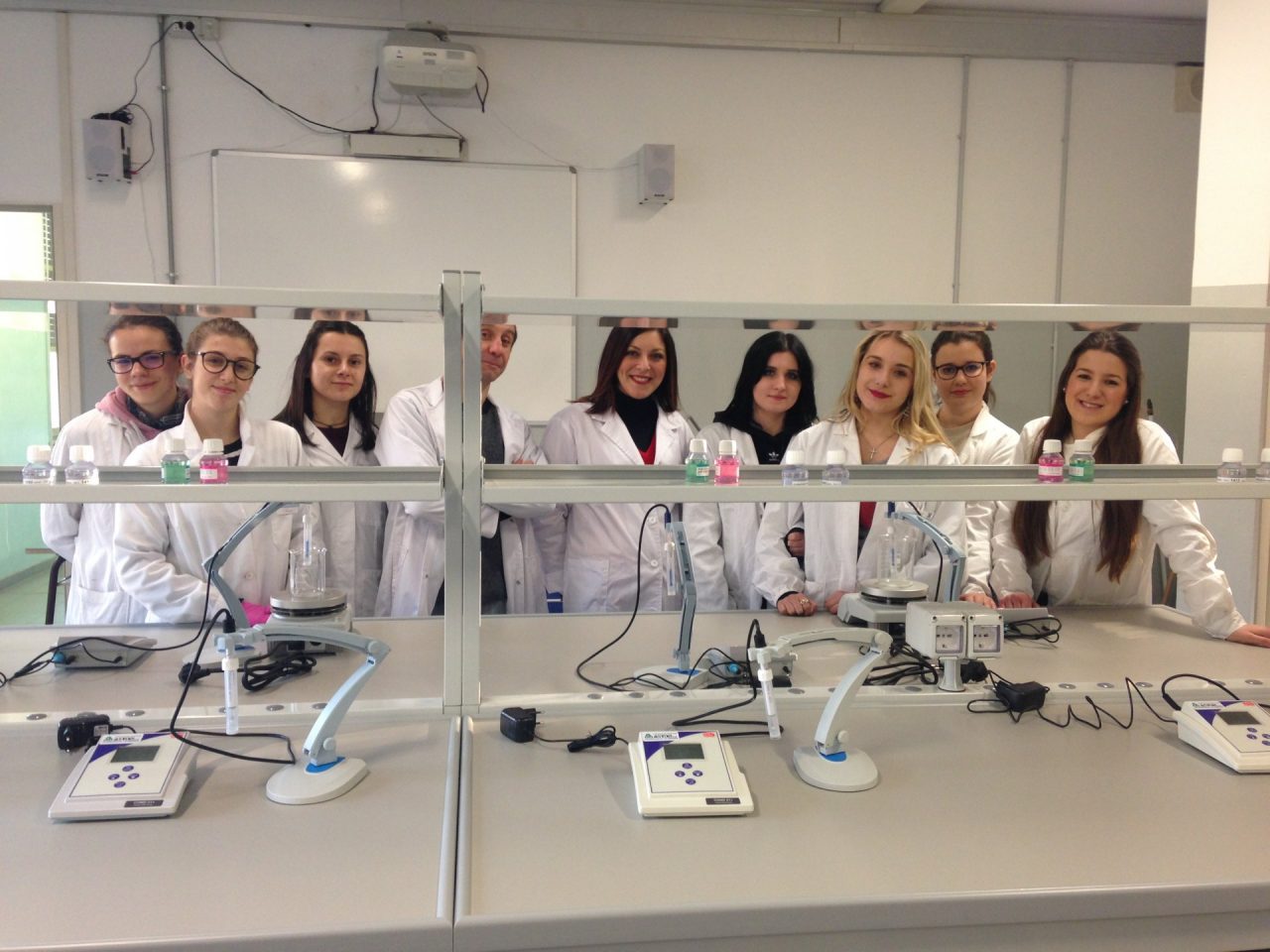 Inaugurato il nuovo laboratorio di chimica e microbiologia al Battisti di Salò