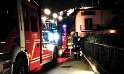 Incendio alla canna fumaria, distrutto il tetto di una casa a Ghedi