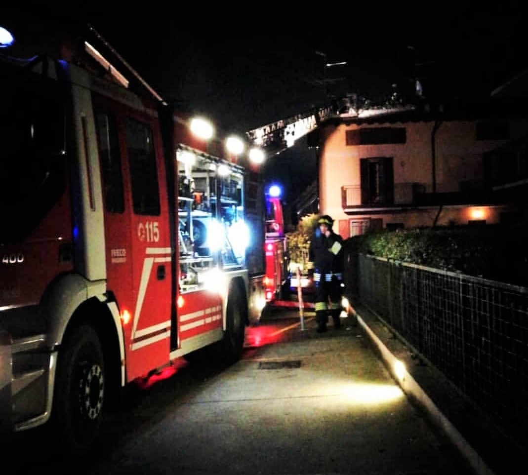 Incendio alla canna fumaria, distrutto il tetto di una casa a Ghedi