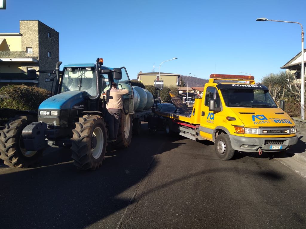 Tamponamento a Capriolo: coinvolta una vettura e un rimorchio