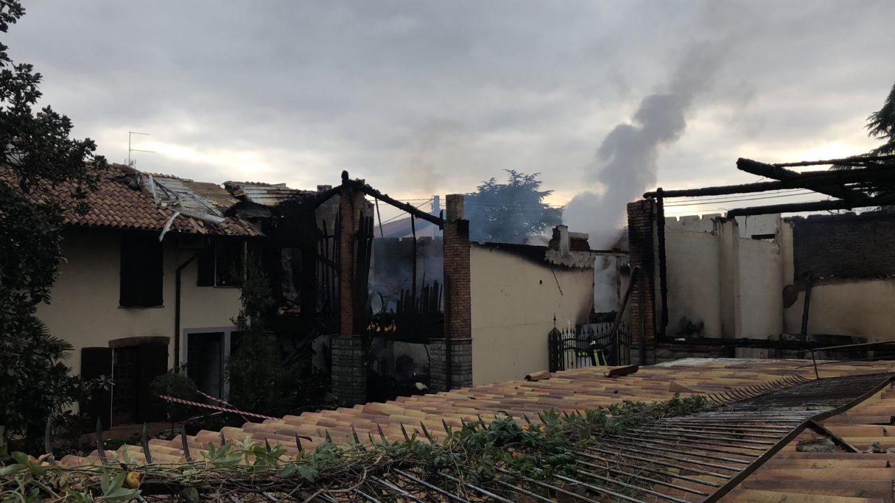 Incendio a Rovato: deposito a fuoco e un ustionato FOTO