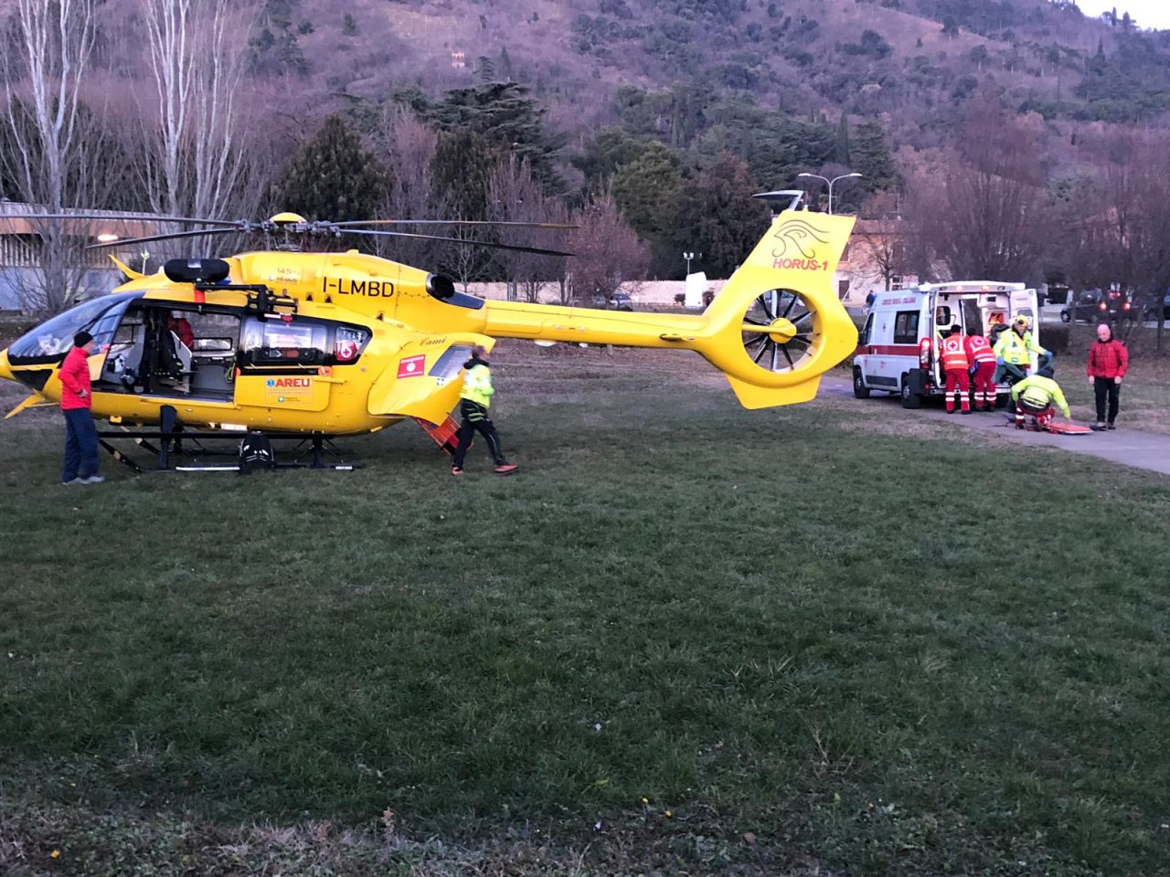 Gli esplode il petardo in mano: aperta inchiesta per lesioni