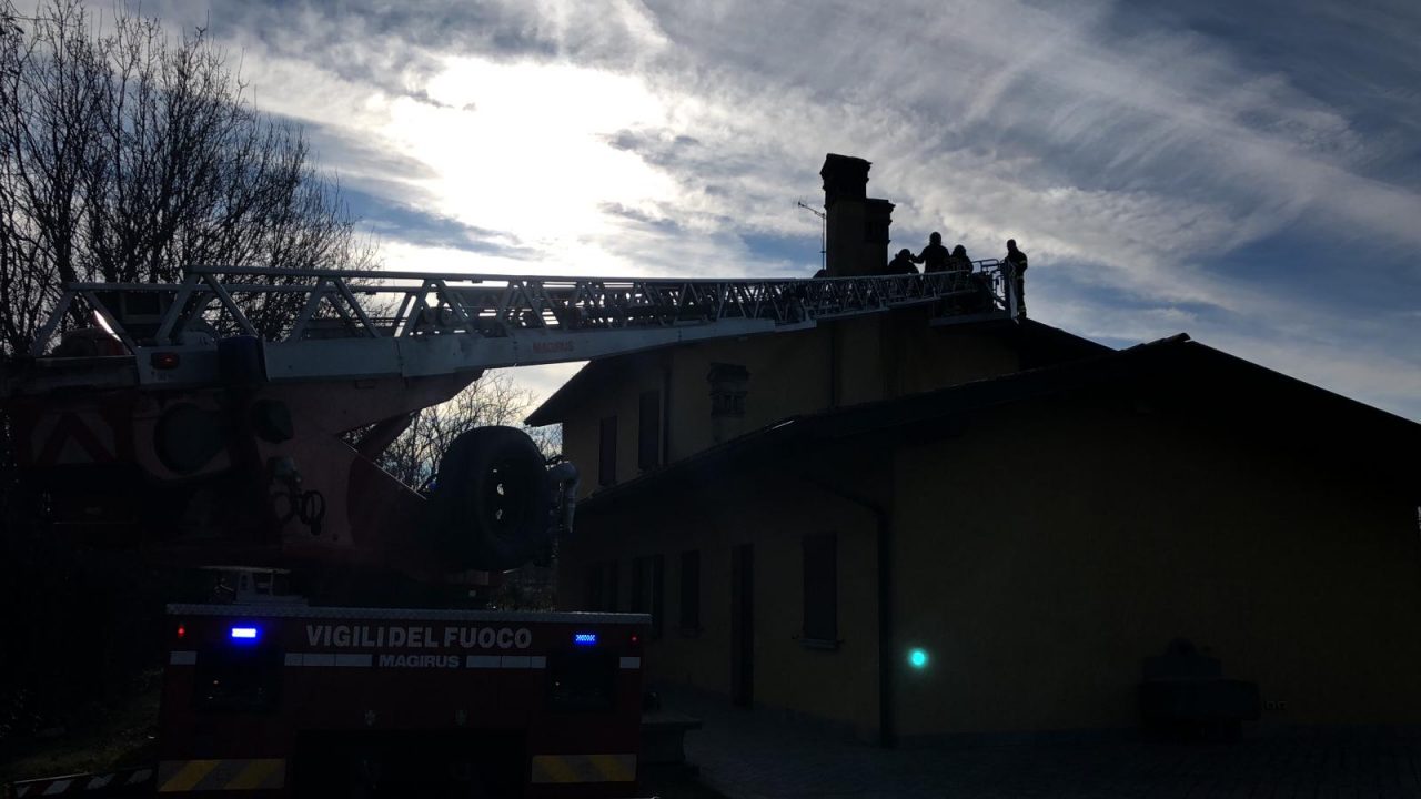 A fuoco il tetto di un’abitazione a Passirano
