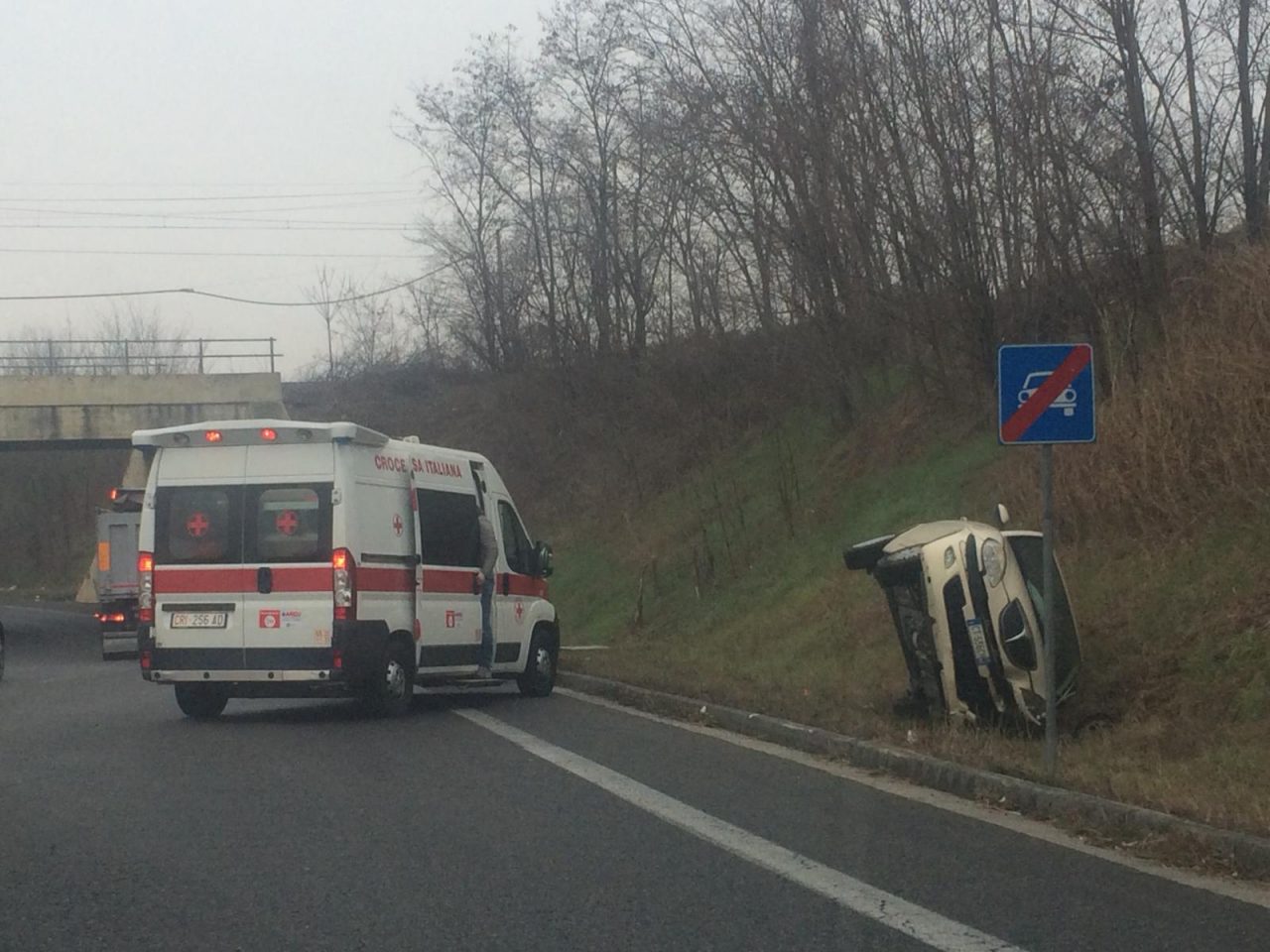 Ribaltamento in codice rosso alla rotonda tra Cologne e Palazzolo