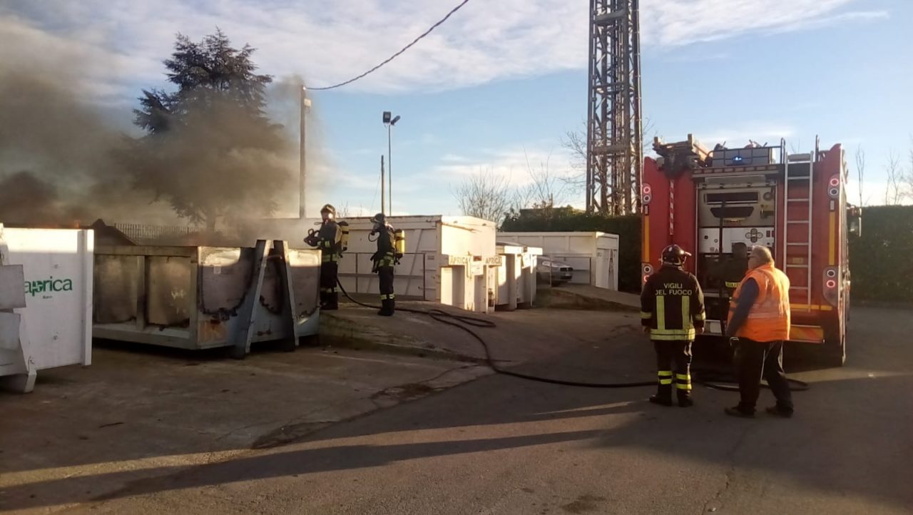A fuoco il cassonetto dell’ingombrante all’isola ecologica di Rudiano