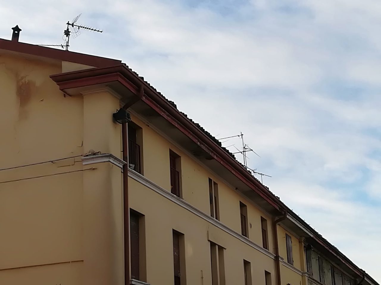 In centro a Manerbio piovono.. le tegole