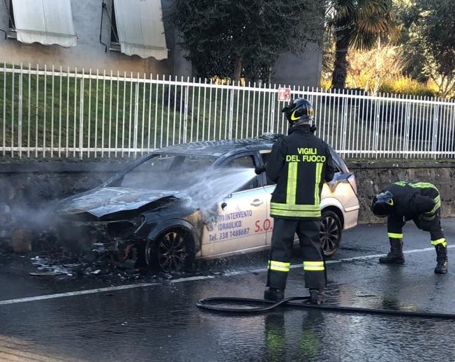Distutta automobile per autocombustione a Erbusco