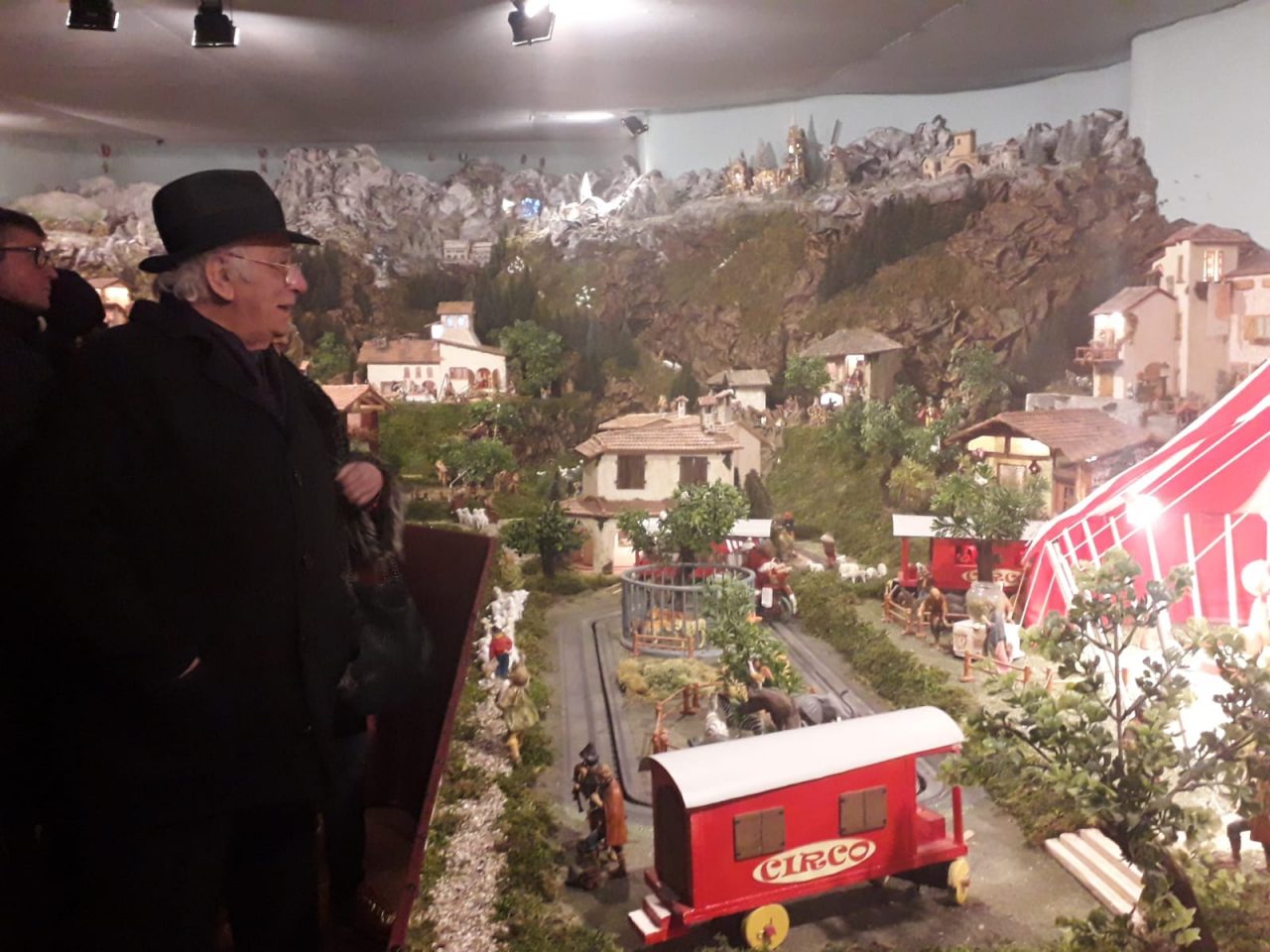 Giovanni Rana a Manerba in visita al Presepe meccanico VIDEO