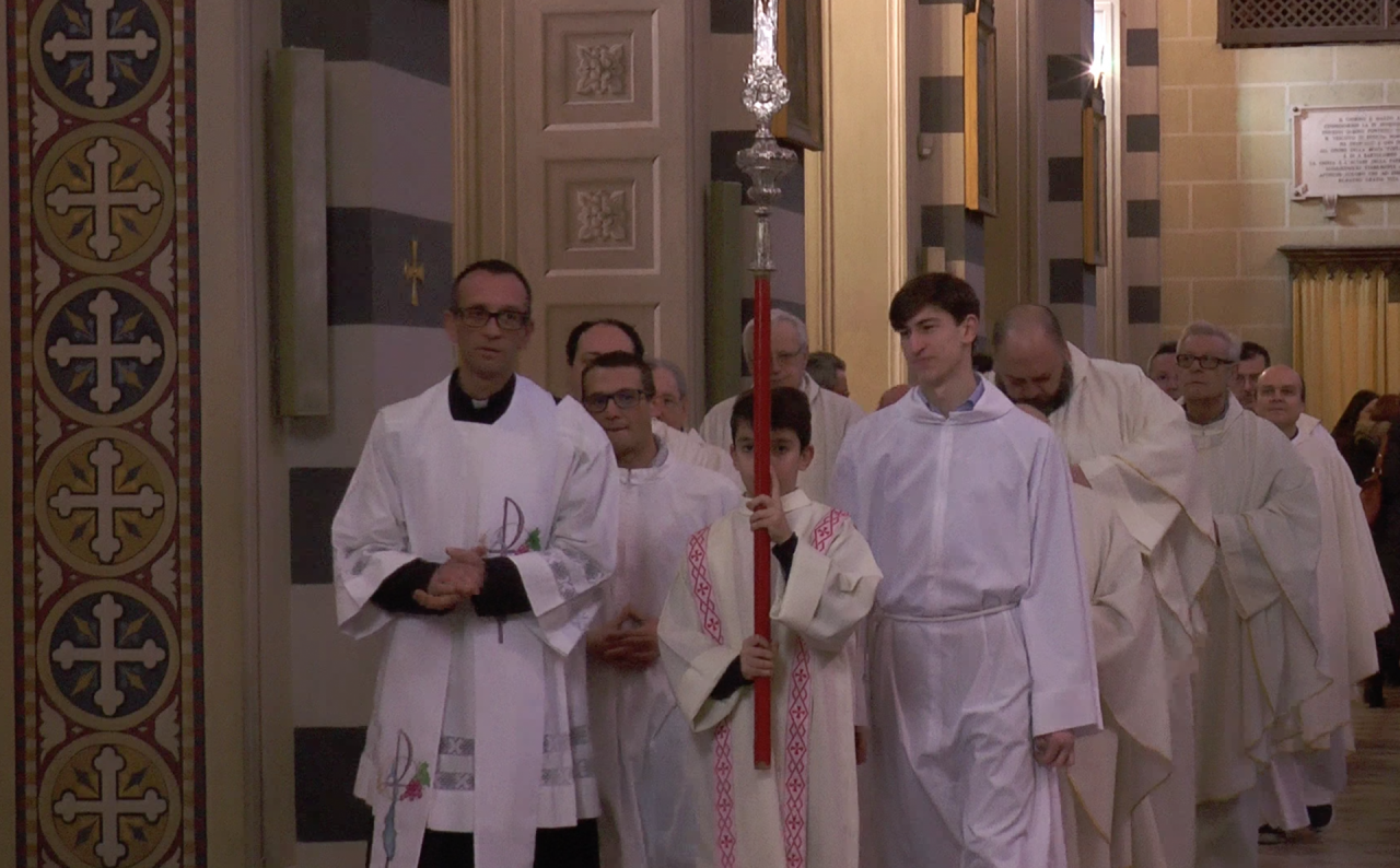 Delpini e i giovani della scuola della Sacra Famiglia