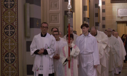 Delpini e i giovani della scuola della Sacra Famiglia