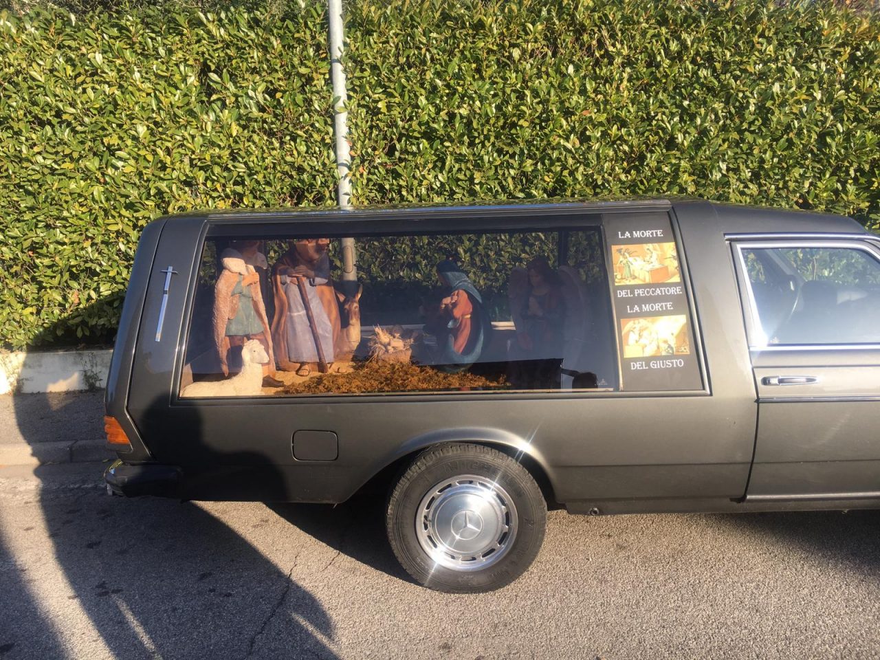 Torna il presepe… nel carro funebre