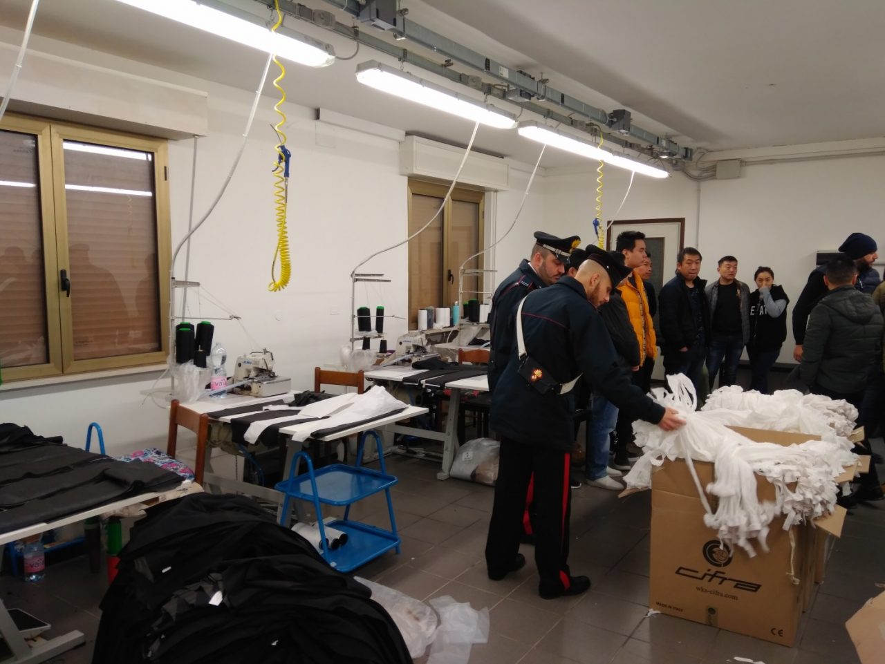 Sfruttamento manodopera clandestina: laboratorio tessile nei guai