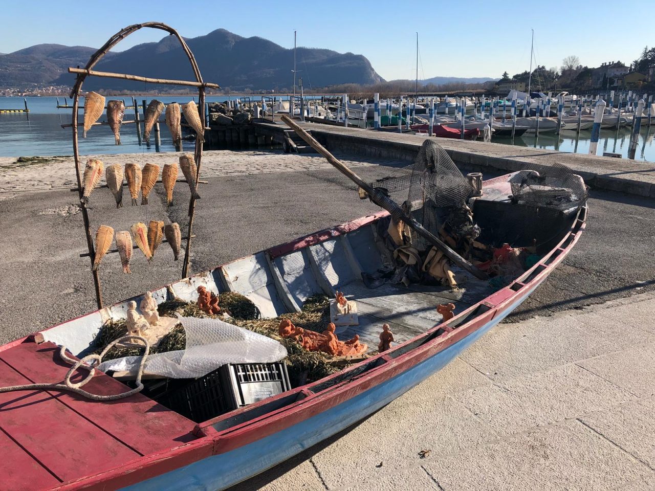 E’ andato a fuoco il presepe di Clusane a Iseo