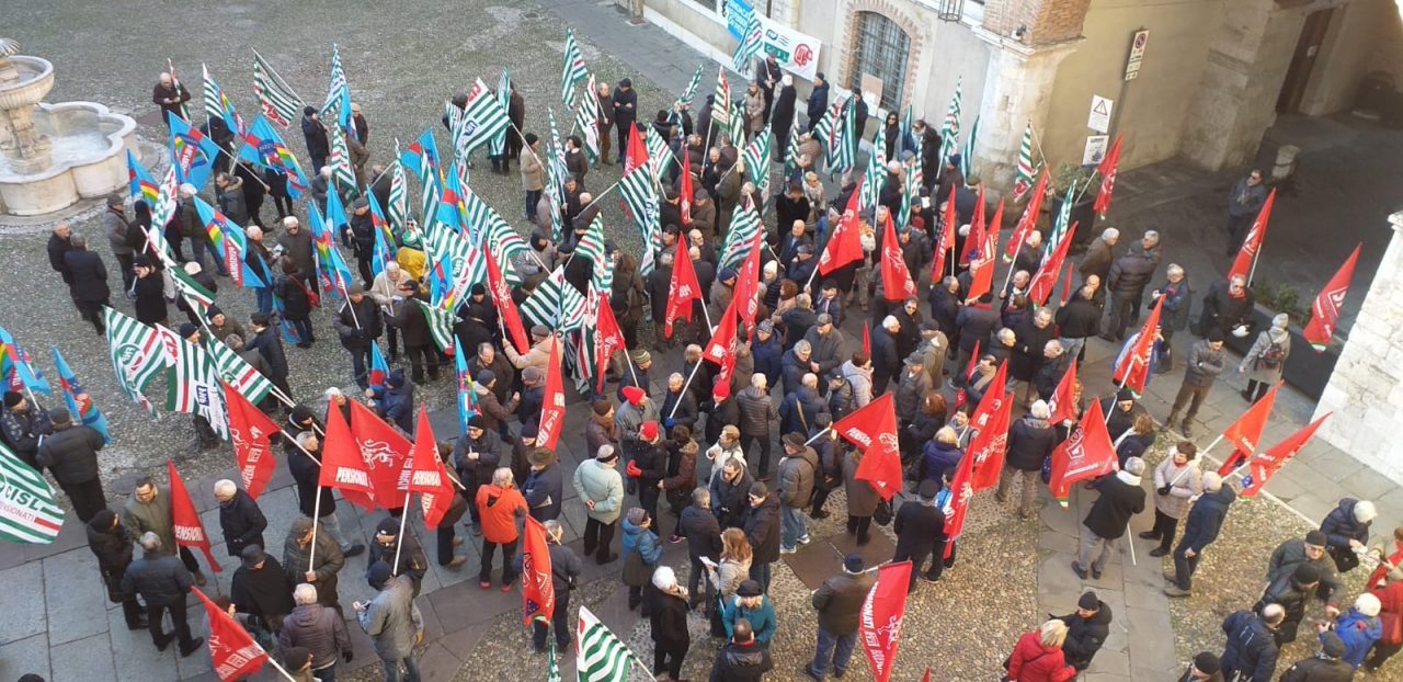 Grande mobilitazione al Broletto per il presidio contro la Manovra