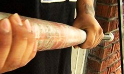 Armato di mazza tenta di rapinare una sala slot: delinquente picchiato dal titolare