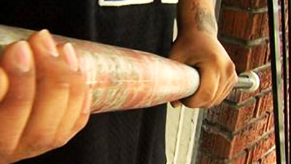 Armato di mazza tenta di rapinare una sala slot: delinquente picchiato dal titolare