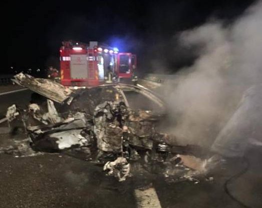 Dopo lo scontro, i veicoli prendono fuoco GALLERY