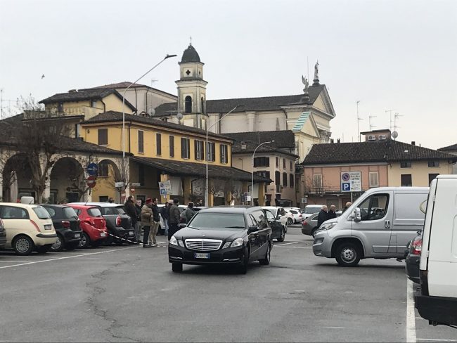 Il carro funebre in piazza Mazzini per il trasferimento della salma presso l’obitorio degli Spedali Civili