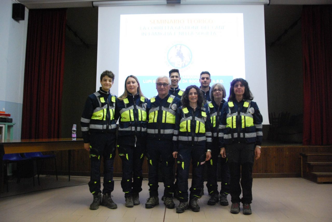Azzano: i Lupi grigi parlano di educazione cinofila