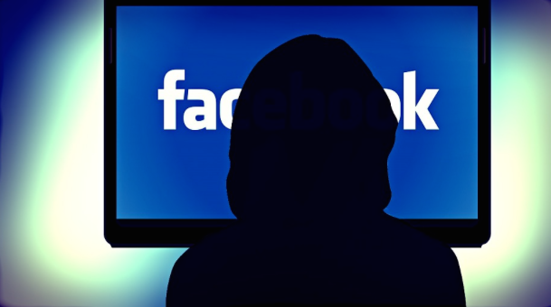 Le seduce in chat, chiede denaro e quando viene scoperta la truffa oscura i profili social