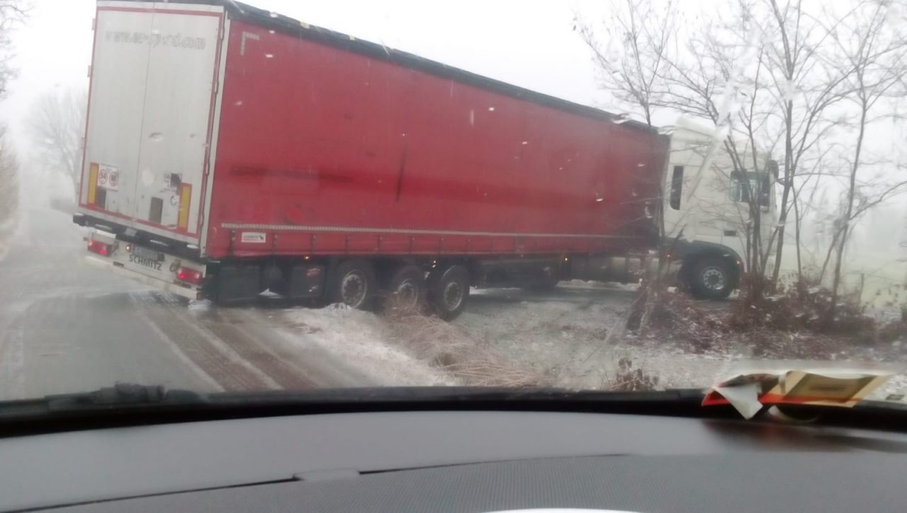 Camion diretto alla Wte esce di strada e finisce nel campo