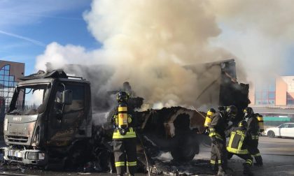 Camion in fiamme a Rovato FOTO e VIDEO
