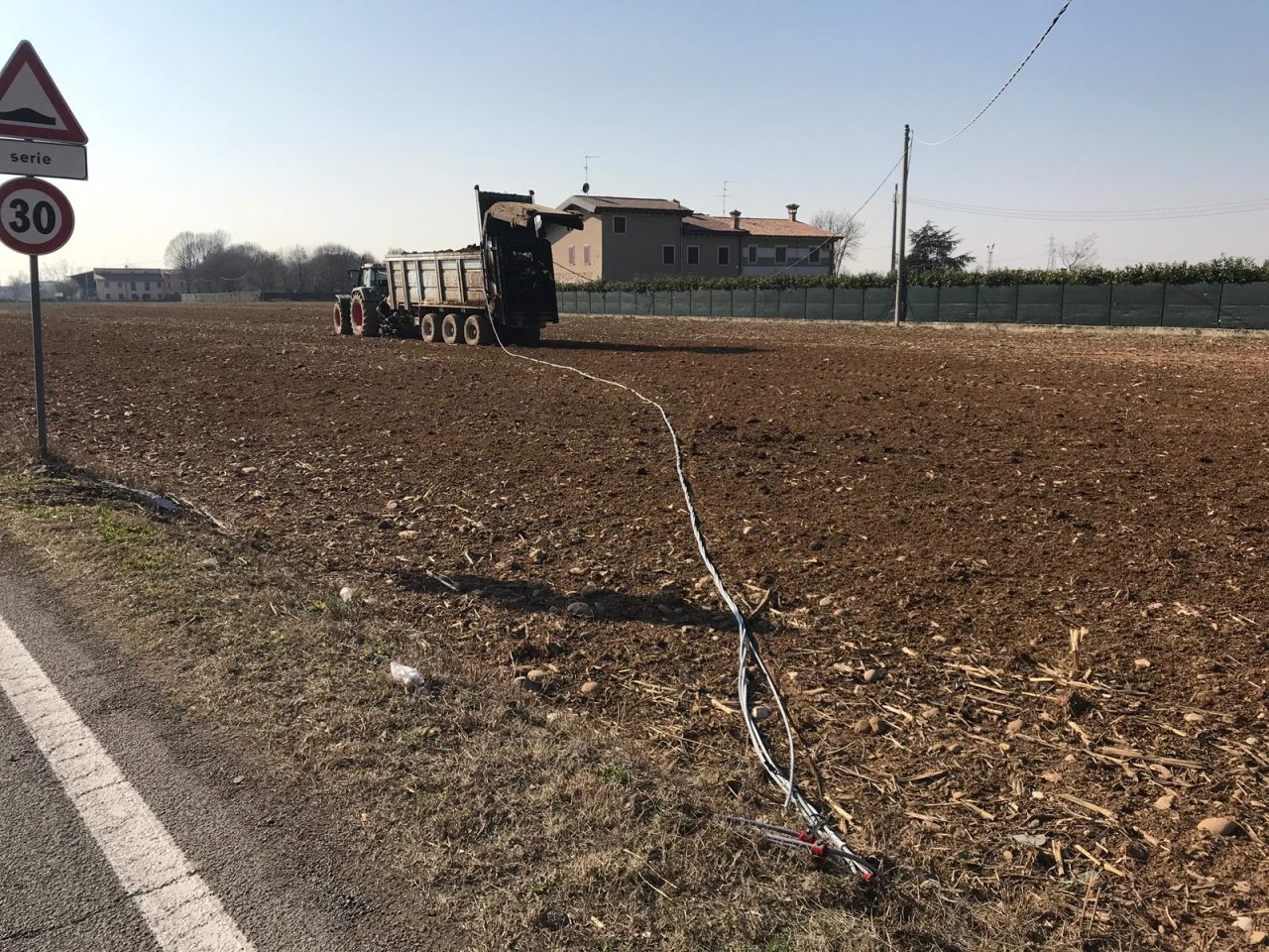 Trattore trancia cavo dell’alta tensione a Chiari