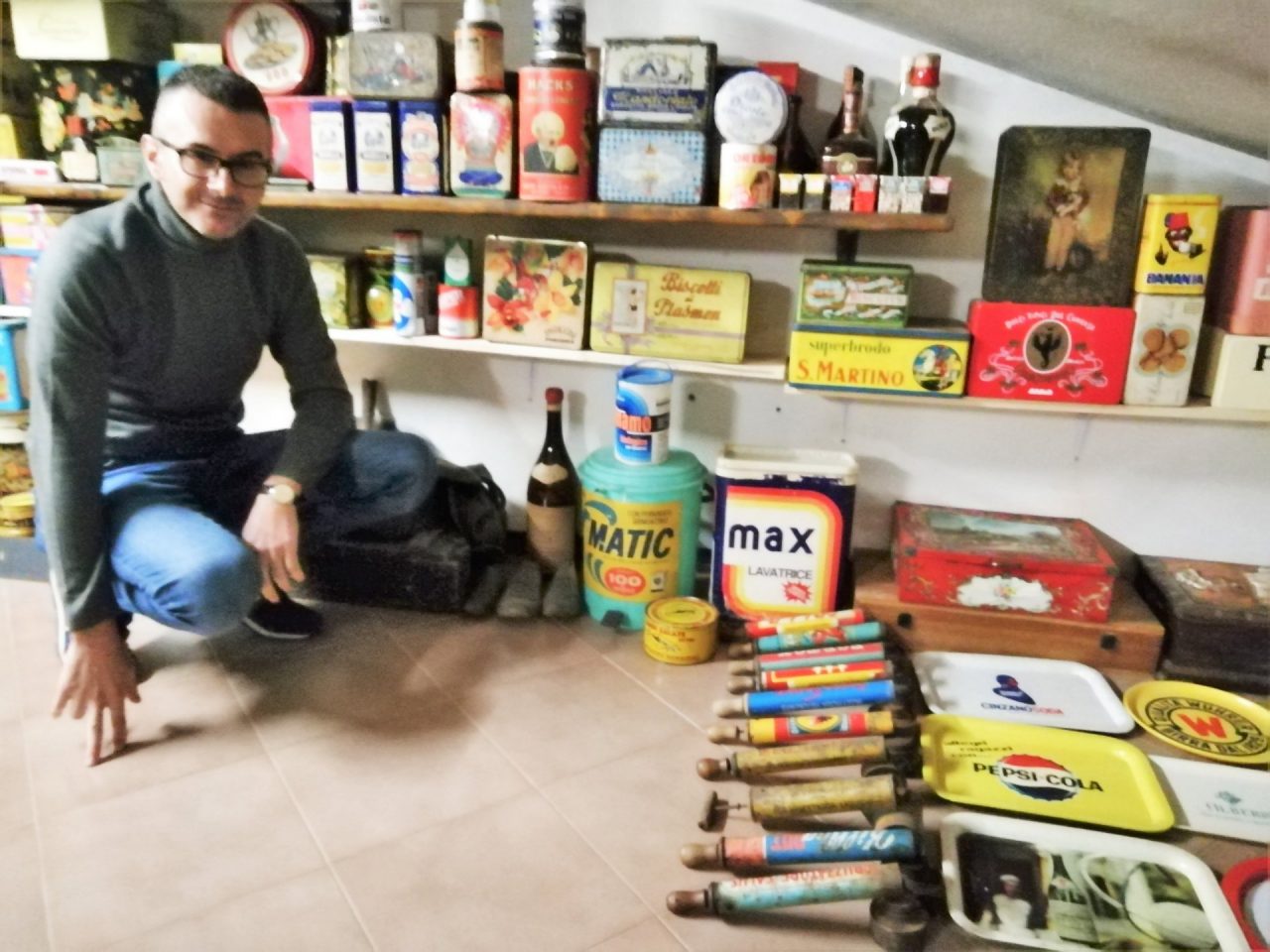 Infinite collezioni, migliaia di oggetti: Riccardo ha creato la sua casa-museo