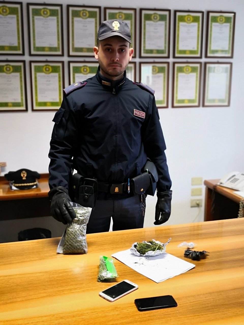 Spacciava droga ad adolescenti: arrestato