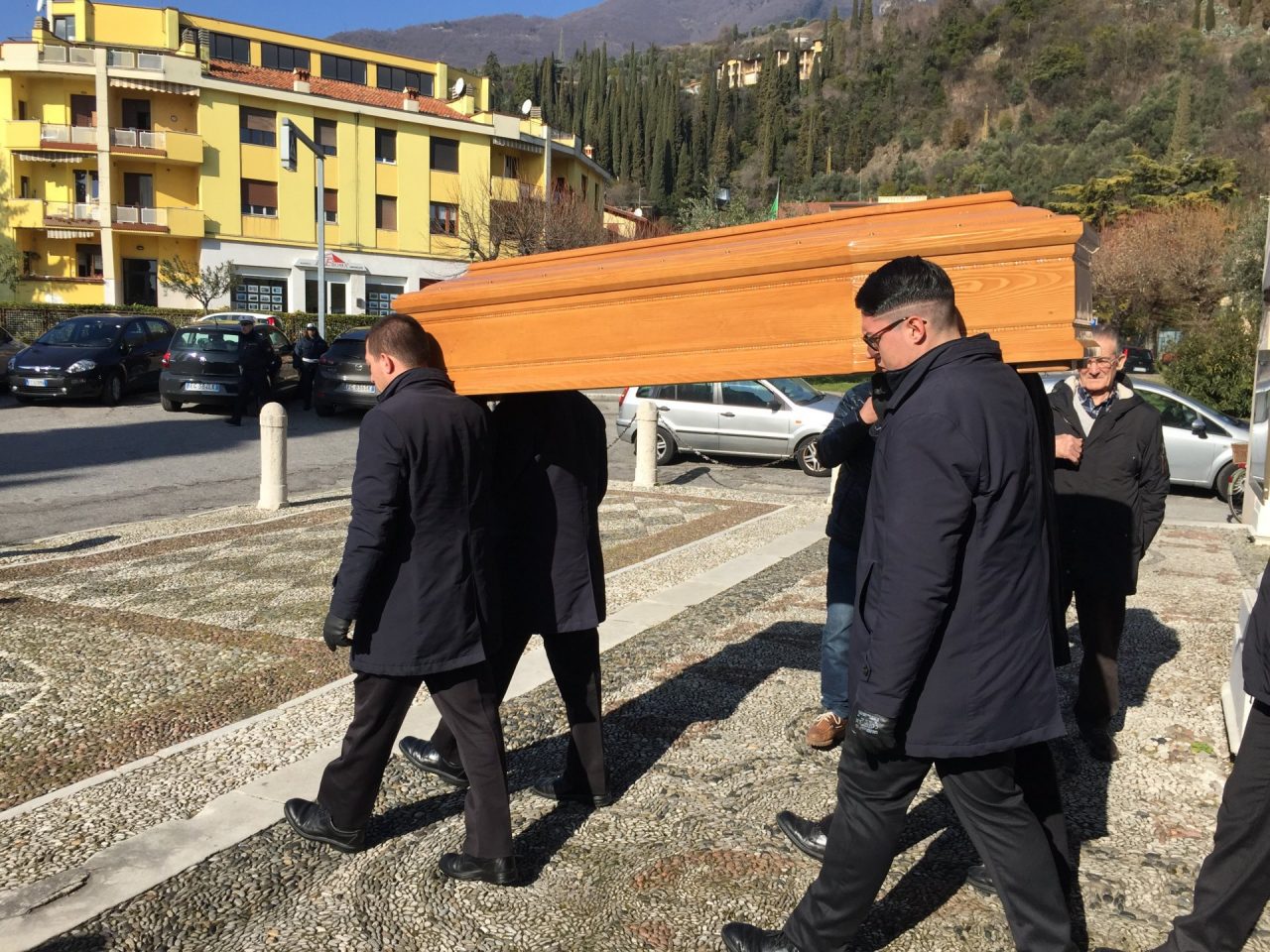 L’ultimo saluto a don Armando