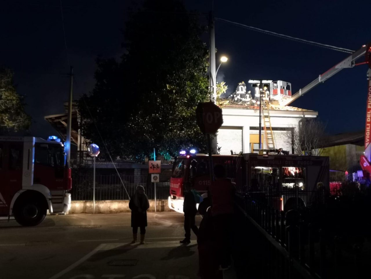 Strada chiusa a Trenzano, in fiamme un camino