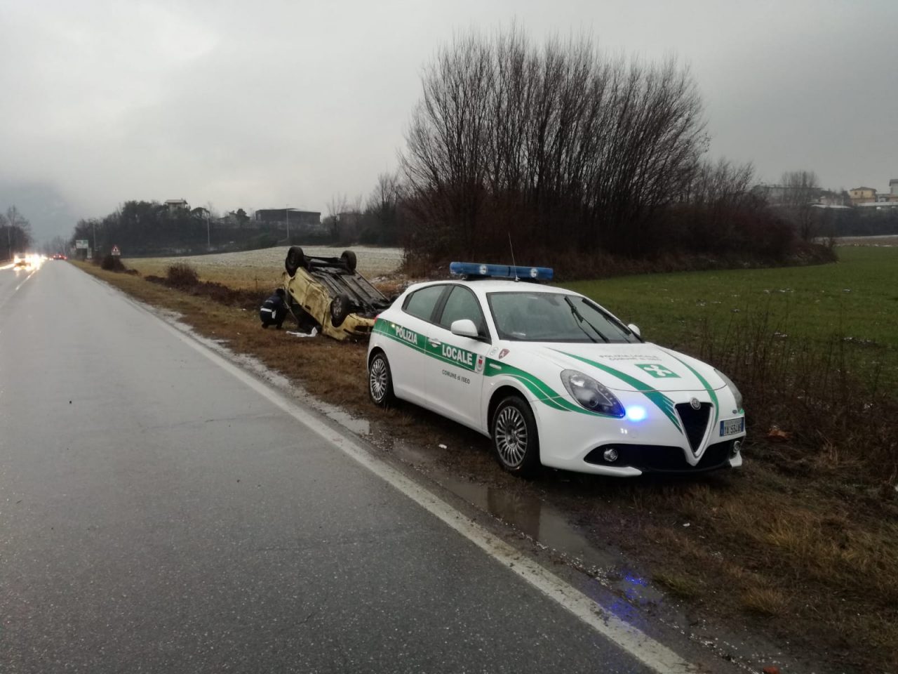 Si ribalta con l’auto a Clusane e scappa: preso